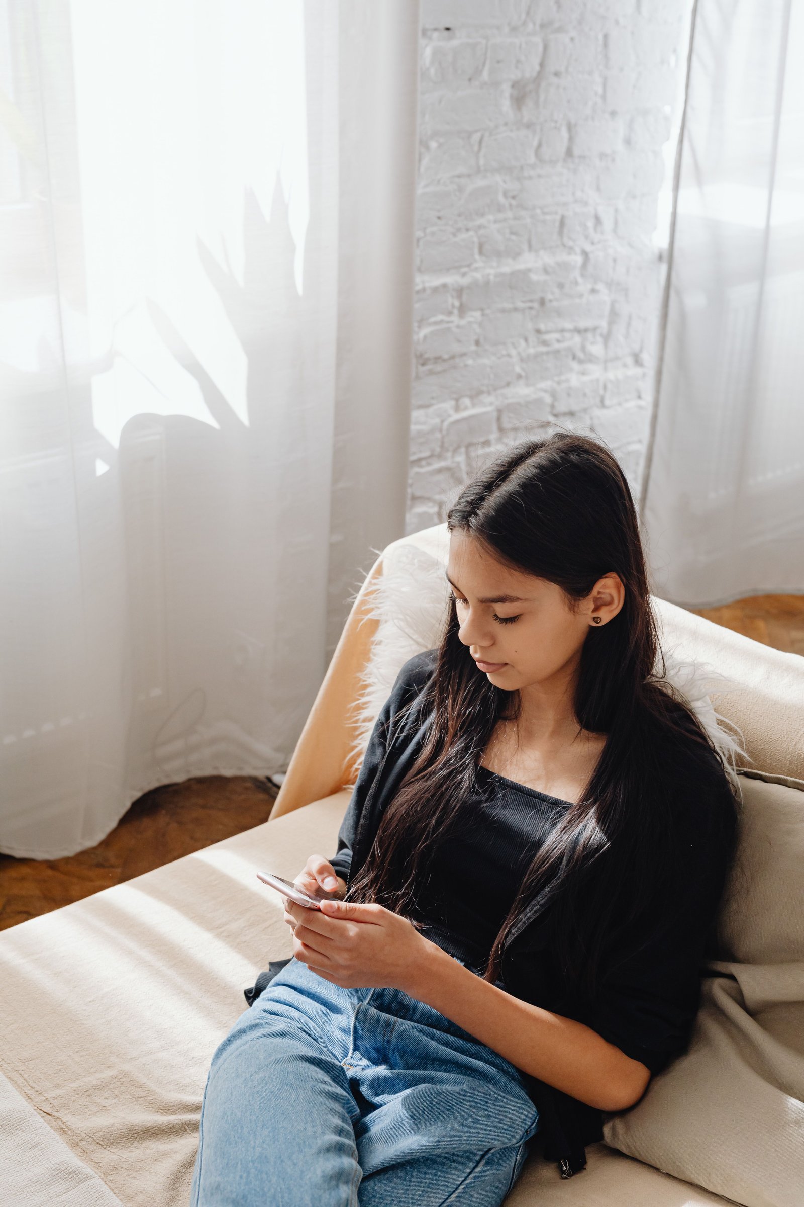 Profissional usando celular com segurança